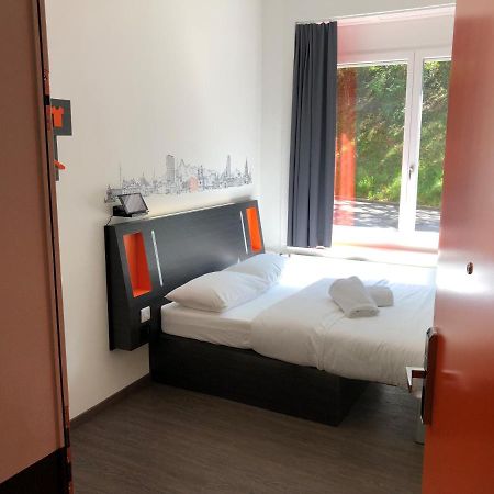 Easyhotel Zurich West Exterior foto